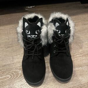 Black cat boots with faux fur size 4 like new!